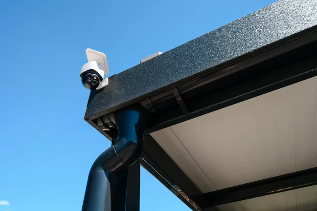 Detail bezpečnostnej kamery pripevnenej pod strešným žľabom