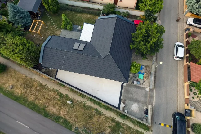 Letecký pohľad na dom pred montážou garáže v záhrade