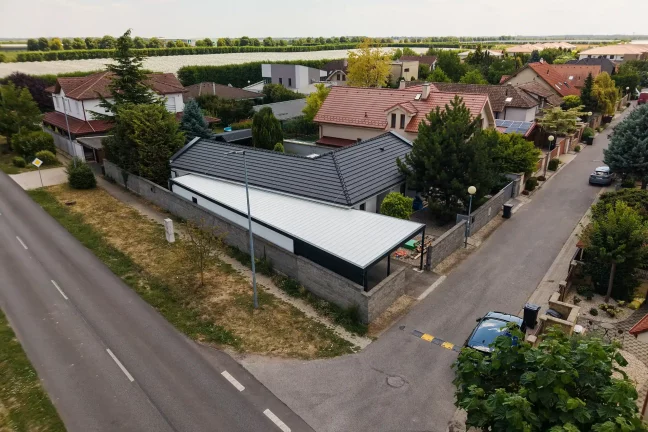 Letecký pohľad na dokončenú garáž na rohu dvoch ulíc.