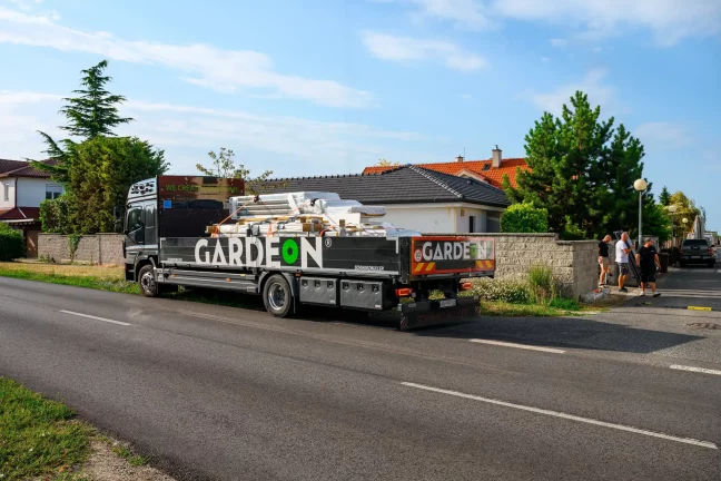 Nákladné auto Gardeon s materiálom pri príjazde na stavbu