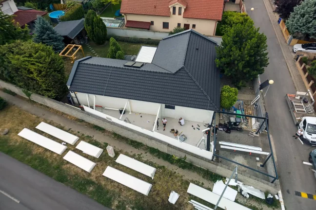 Letecký pohľad na montáž oceľovej konštrukcie na dvore domu