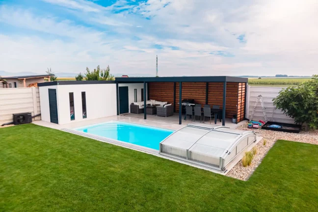 Domček, bazén a pergola s jedálenským stolom