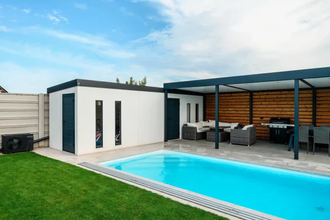 Domček a pergola so sedačkou pri bazéne z iného uhla