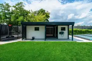 Predný pohľad na domček s otvoreným prejazdom a trampolínou