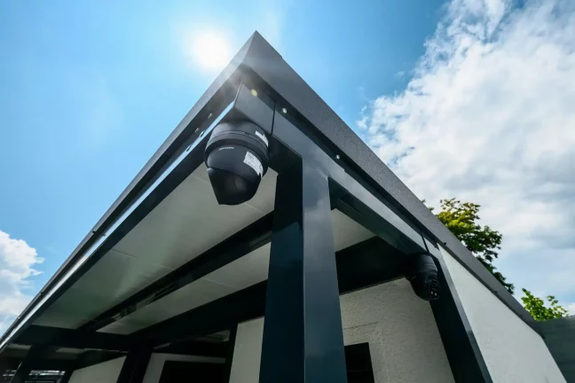 Detail dvoch bezpečnostných kamier pod strechou domčeka
