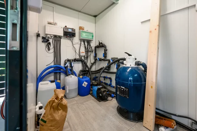 Technická miestnosť s bazénovým filtrom a chemikáliami
