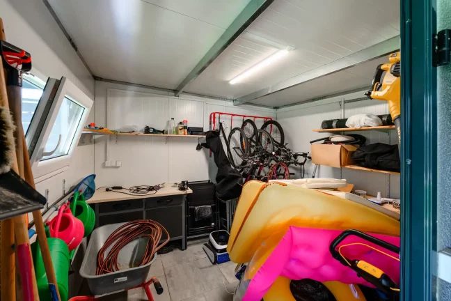 Sklad s bicyklami náradím a nafukovacími hračkami
