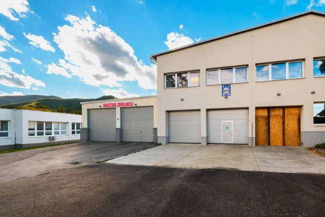 Hasičská zbrojnica s novou garážou a viacerými sekčnými bránami