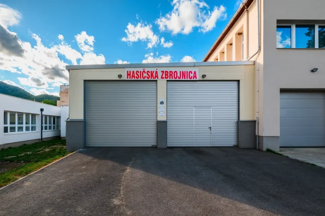 Garáž hasičskej zbrojnice spredu s dvomi sekčnými bránami