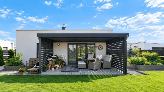 Antracitová pergola s kvetmi a posedením