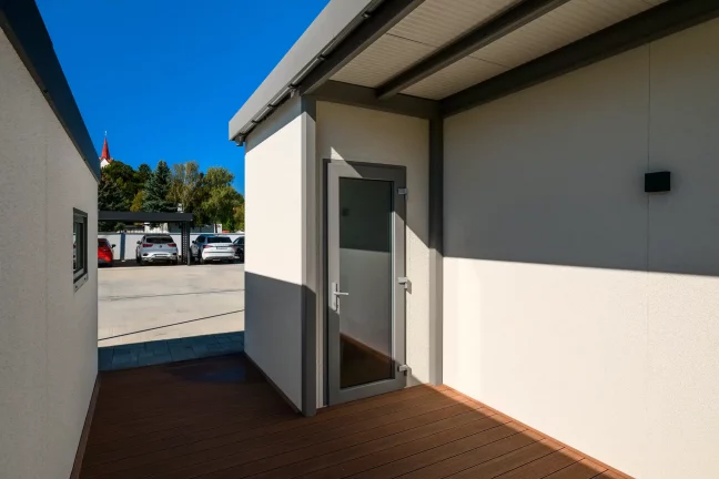 Vstupné dvere tiny housu pod prestrešením