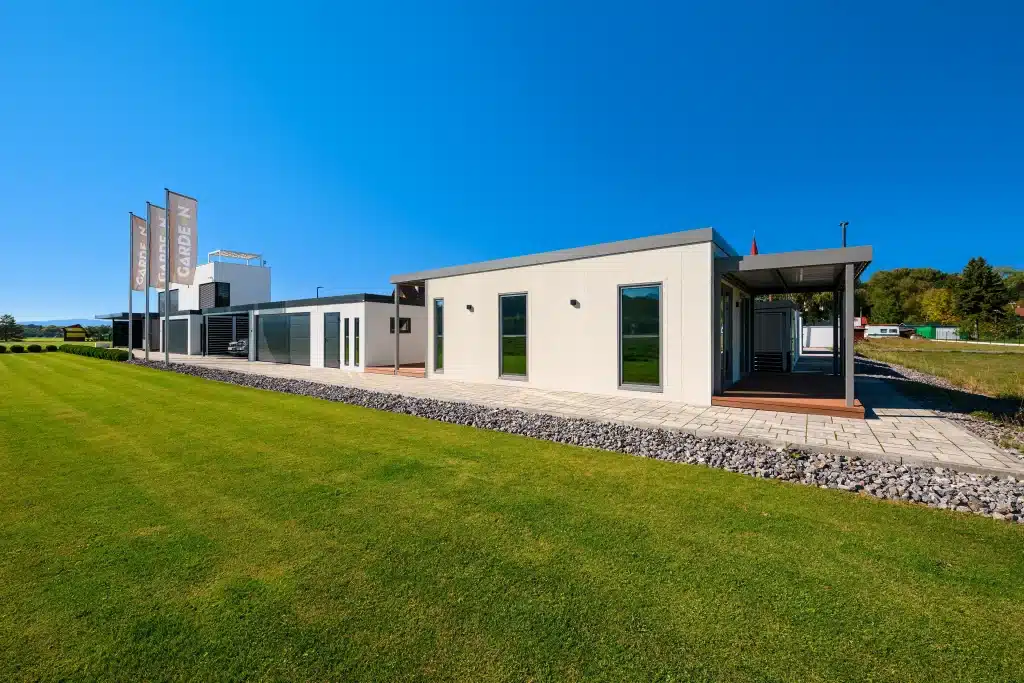 Tiny house v showroome Gardeon z diaľky, bočná stena s oknami pri trávniku