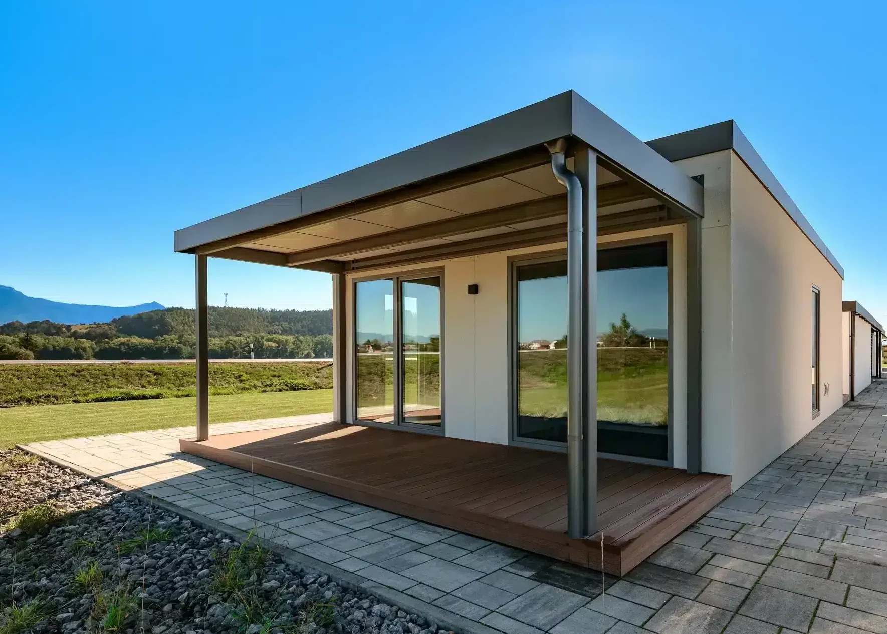 Čo je Tiny House Tiny house s krytou drevenou terasou a presklenými dverami