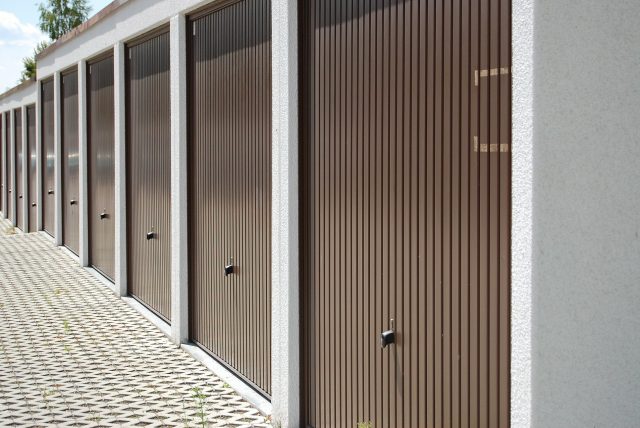 Radové garáže s hnedou výklopnou bránou Hormann