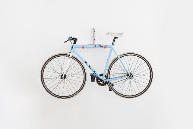 Ako jednoducho a efektívne uskladniť bicykel v garáži? Zaveste ho! Bicykel zavesený na stene v garáži