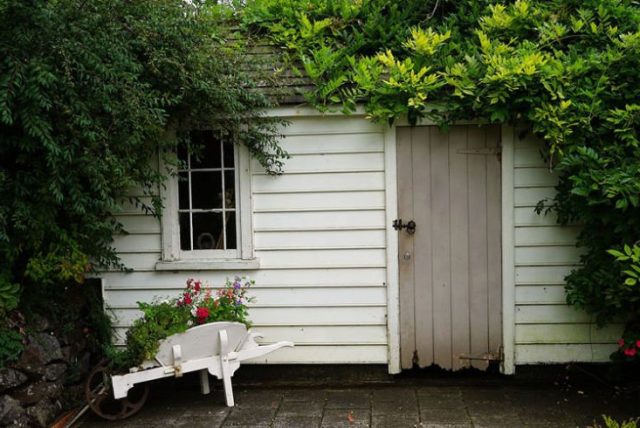 Drevený záhradný domček na náradie v bielej farbe