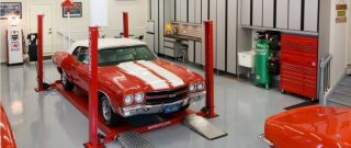 Unikátna epoxidová podlaha. Ako na ňu? Garáž s červeným automobilom