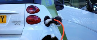 Ako vďaka prístrešku pre elektromobil ušetriť Nabíjanie elektrovozidla