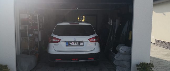 Otvorená garáž s autom vo vnútri